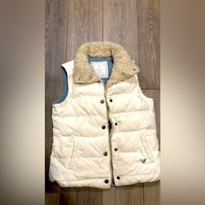 Womens sz small American Eagle 🦅 Cream puffer Vest